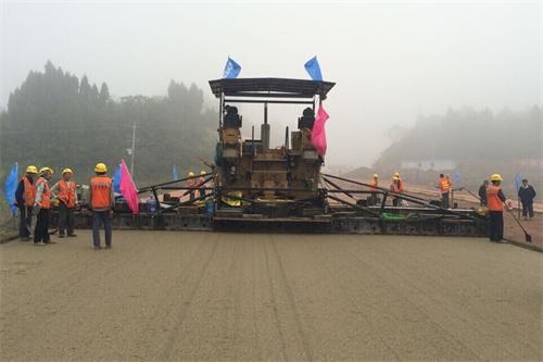 公司遂西SX1-LM2項(xiàng)目部完成試驗(yàn)路段路面工程水穩(wěn)底基層和級配碎石墊層鋪筑