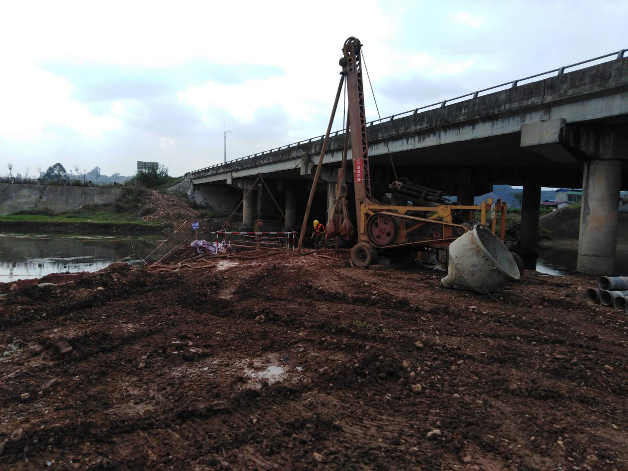 成樂高速擴(kuò)容建設(shè)項(xiàng)目E2標(biāo)段金牛河大橋順利完成首根樁基澆筑