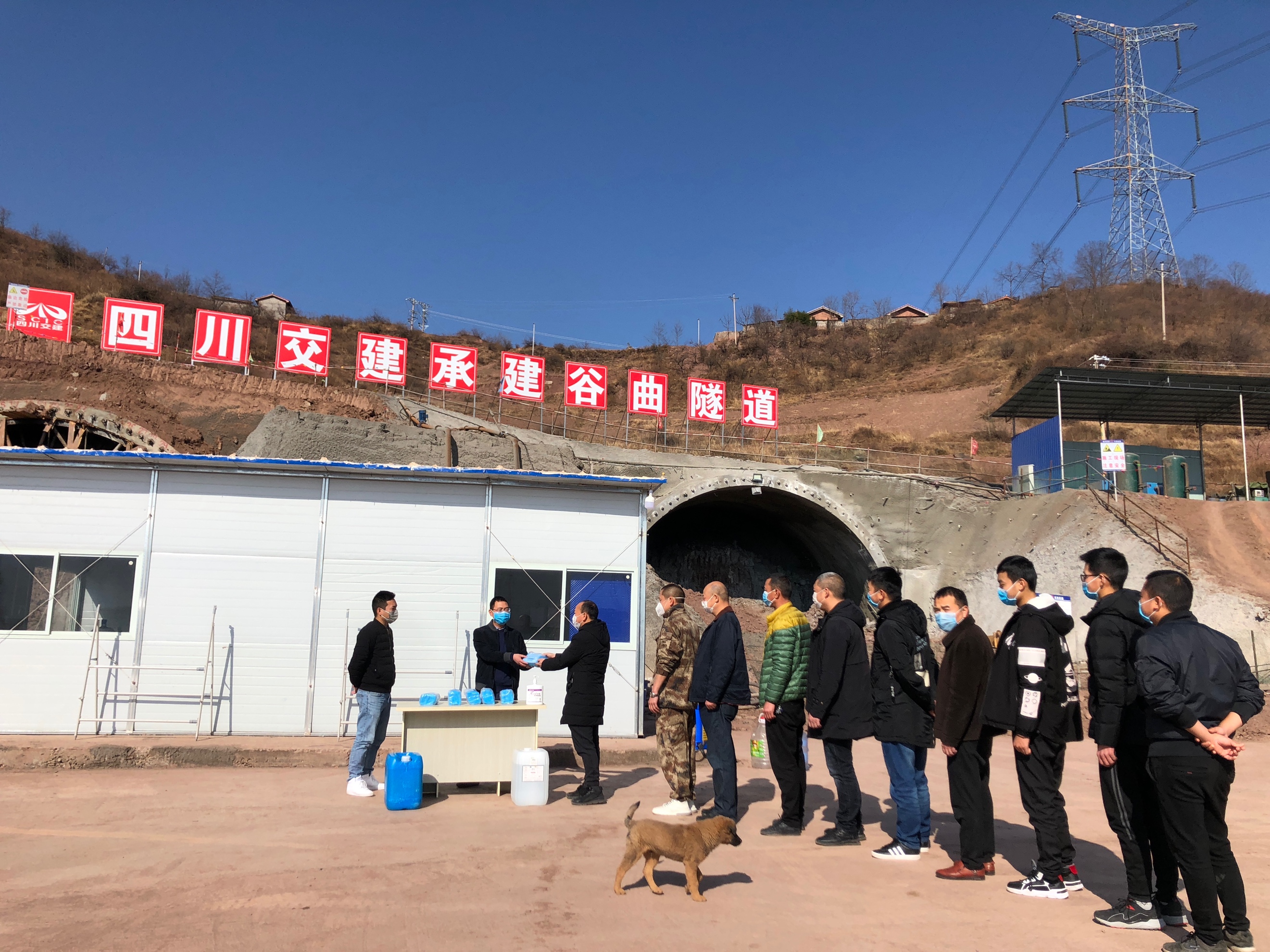 樂西S2-5分部為協(xié)作隊(duì)伍分發(fā)防護(hù)用品.jpg