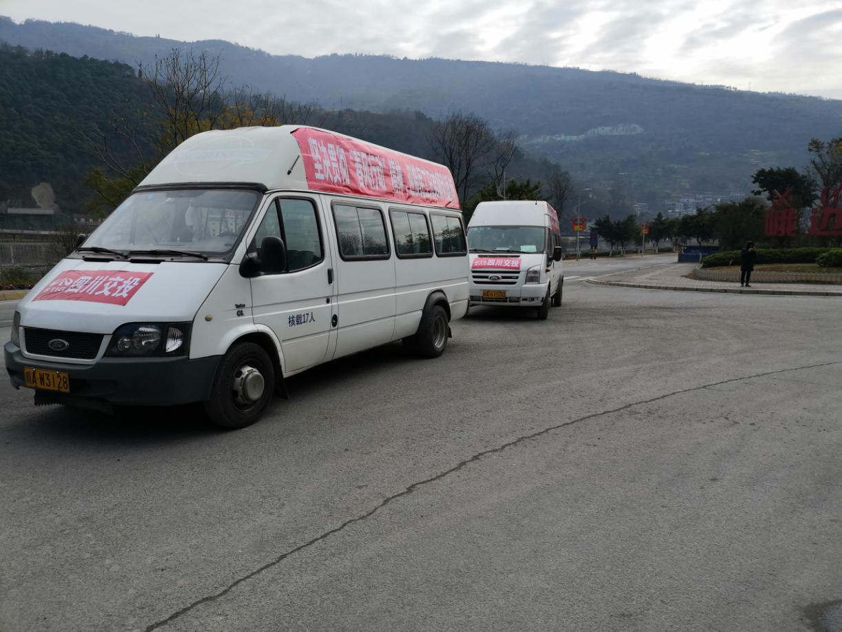 交建項目部統一安排車輛對返崗民工進行接送.png