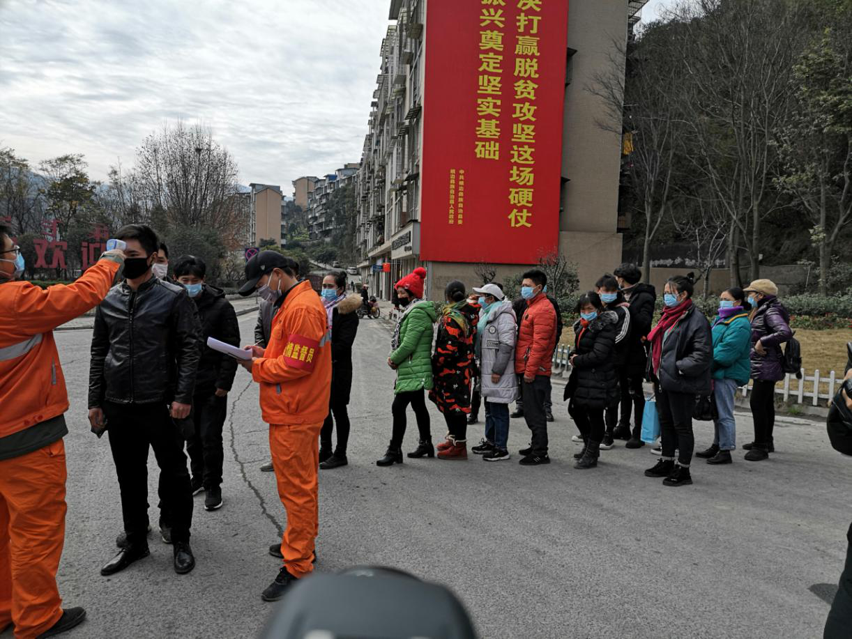 返崗民工提供身份證及健康證明，依次排隊測量體溫，并作登記，確認無誤后登車2.png