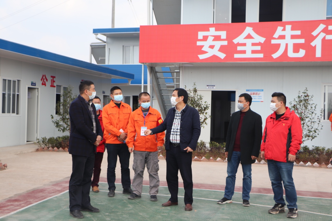 公司黨委委員、紀委書記張忠勇“四不兩直”深入成宜路基、路面項目檢查防疫生產工作