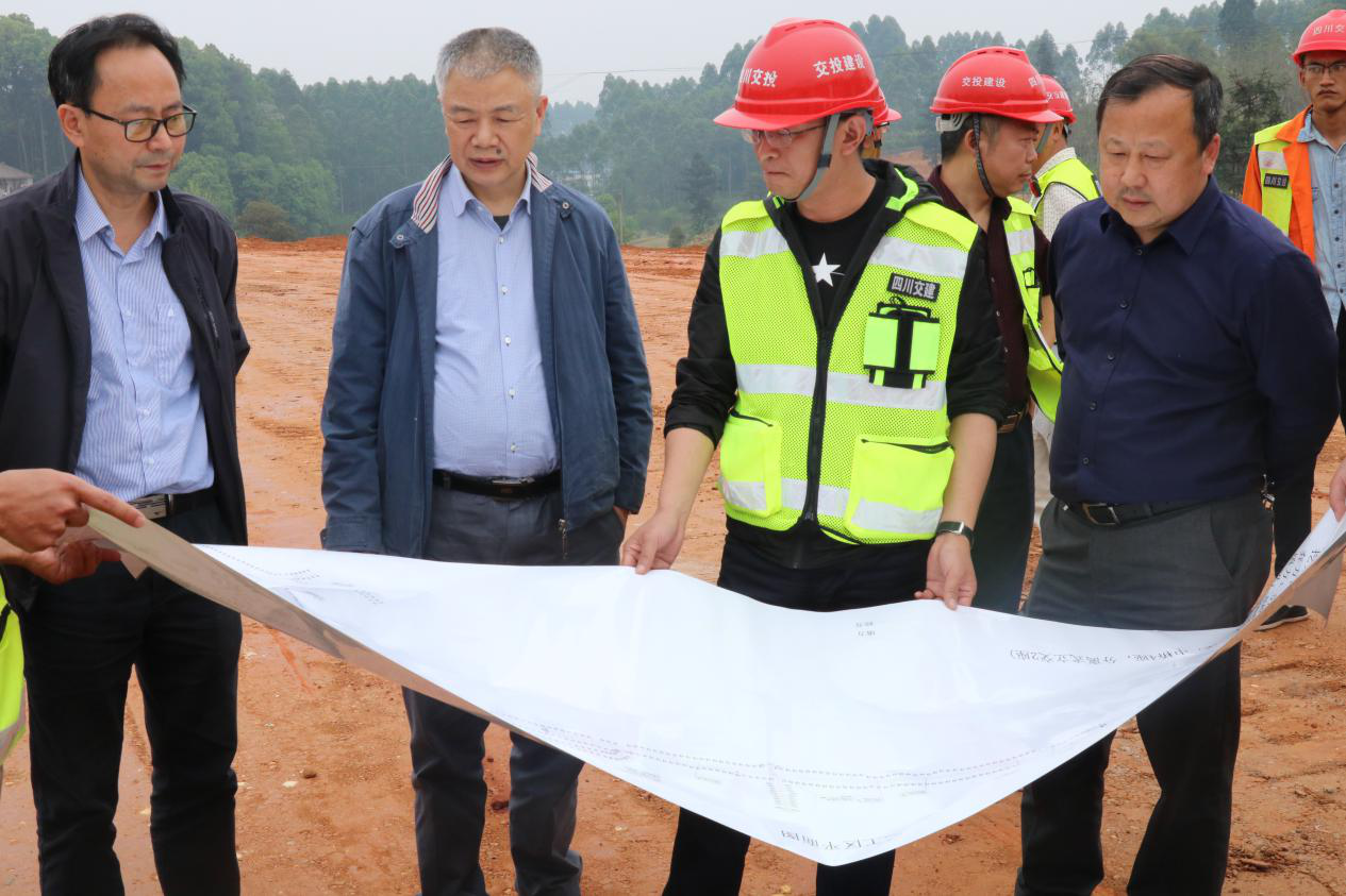 樂山市“掛圖作戰(zhàn)”指揮部一行調研督導成樂高速擴容建設項目.png