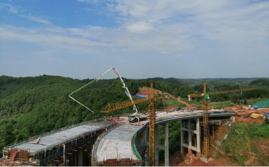 隆興互通B匝道1＃大橋、A匝道中橋現澆箱梁澆筑順利完成.jpg