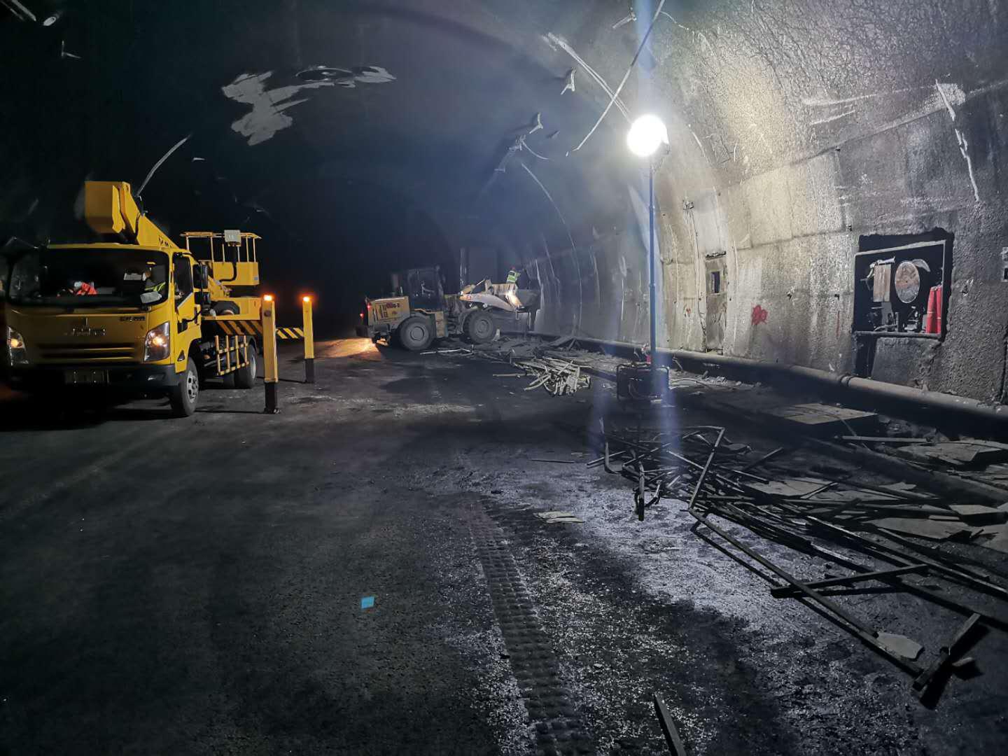 都汶高速龍溪隧道受損，公司立即啟動應急搶險工作