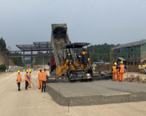成德南高速公路西平互通路面工程試驗(yàn)段墊層、底基層、基層順利鋪筑