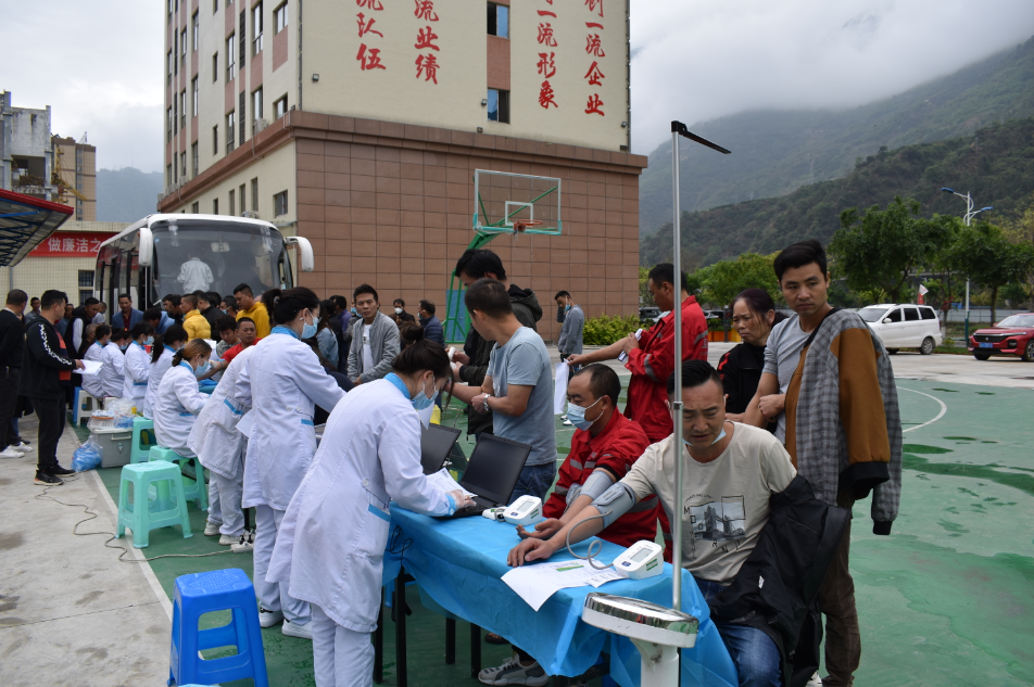 “五·一”前夕 瀘石高速（石棉段）為農(nóng)民工派發(fā)“健康大禮包” ——守護項目一線勞動者健康，我們在行動