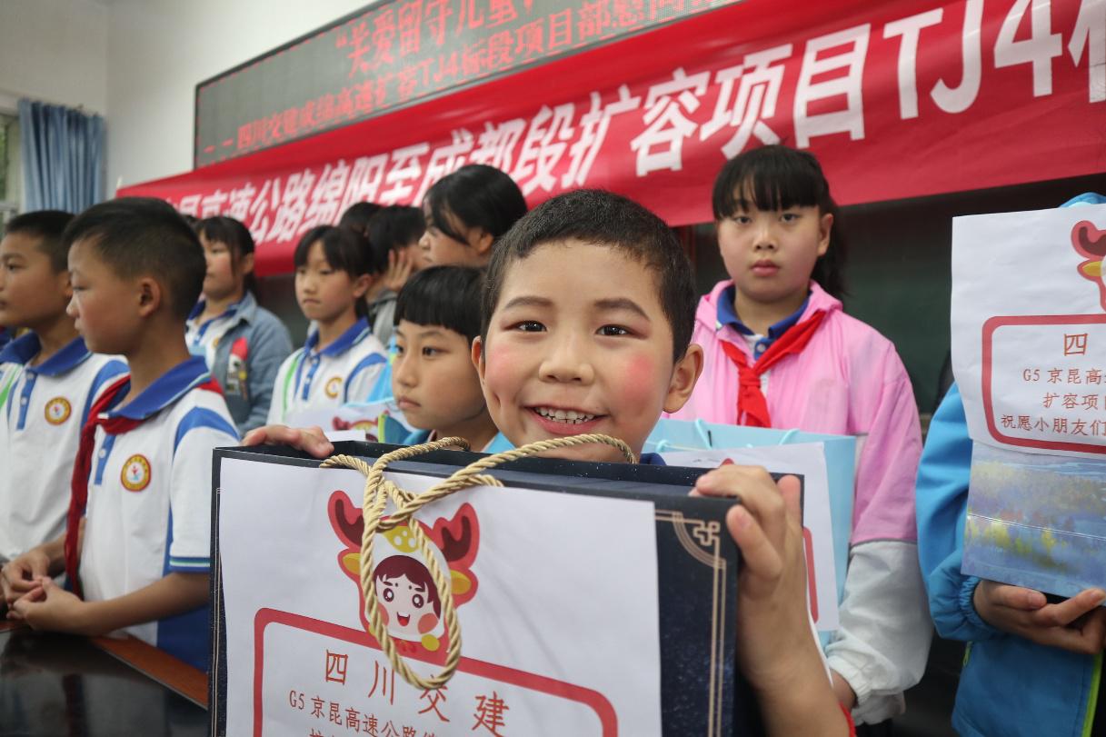 這個六一兒童節，四川交建派發的“大禮包”真挺不一樣……
