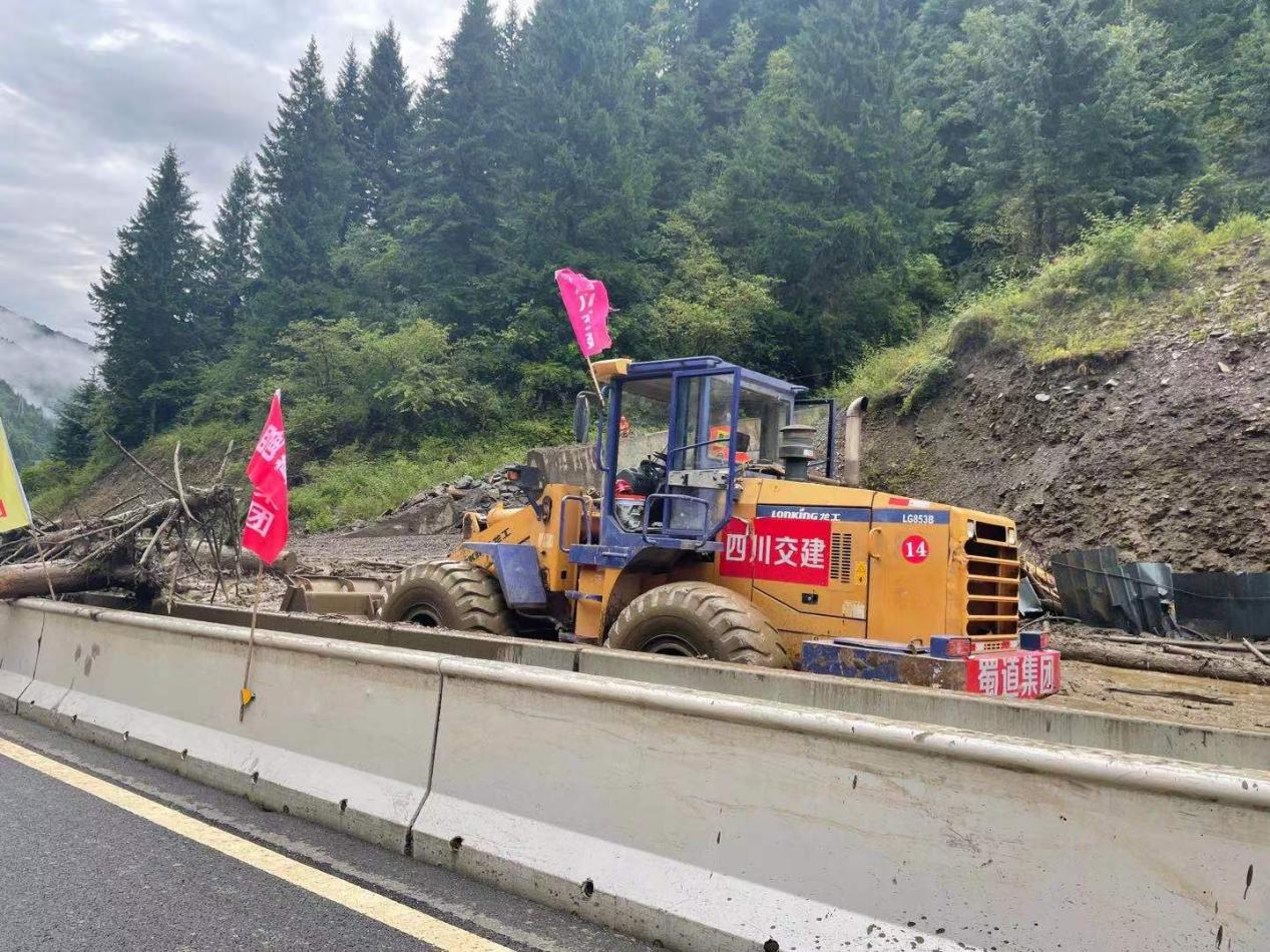 強(qiáng)降雨引發(fā)泥石流 四川交建全力搶險保暢通