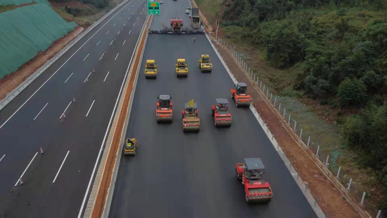 成樂擴容樂山段主線左幅進入路面攤鋪