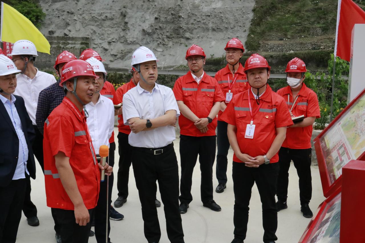 四川路橋股份公司黨委委員、四川交建集團黨委書記、 董事長張航川赴瀘石高速調研指導工作