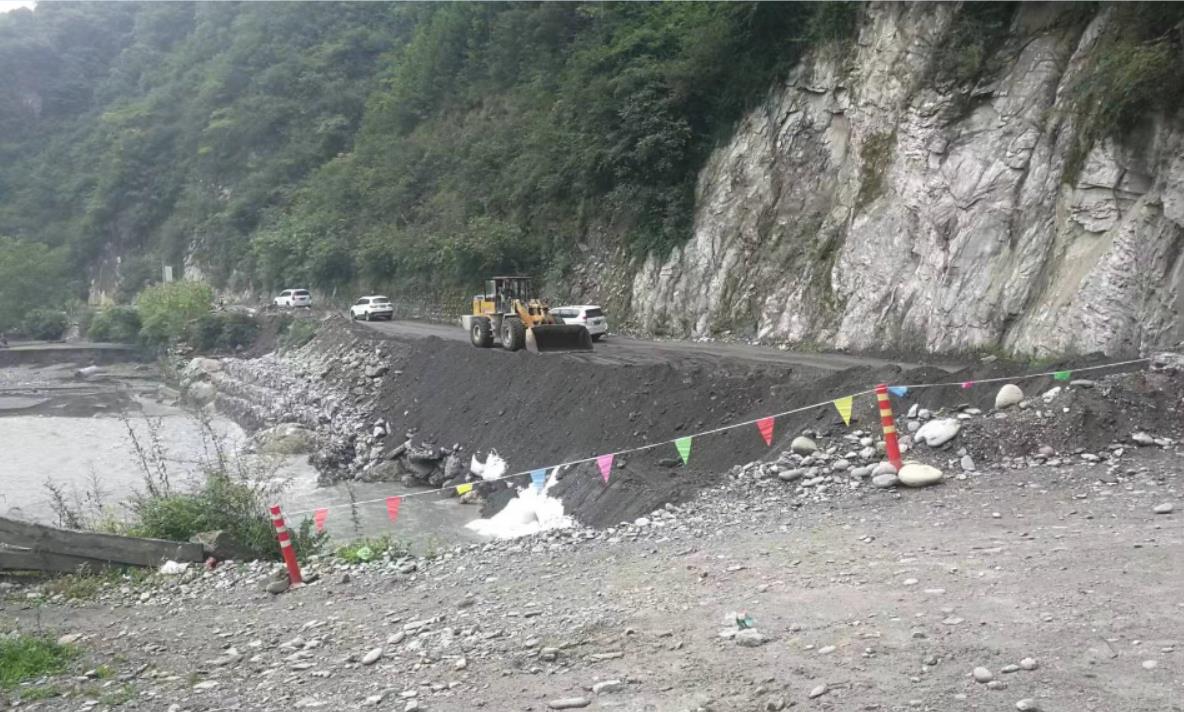 交建集團順利搶通S301線平武段受阻道路