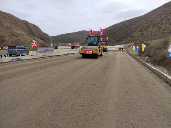 交建路面公司兩項科研課題成功落地，助力久馬高速試驗段高質量攤鋪