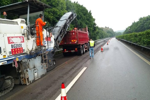 公司養(yǎng)護(hù)分公司對(duì)隆納、內(nèi)宜水高速公路路面養(yǎng)護(hù)工程正式啟動(dòng)